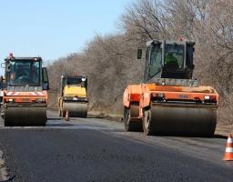 На дорозі Н-26 укладають нижній вирівнюючий шар асфальтобетону