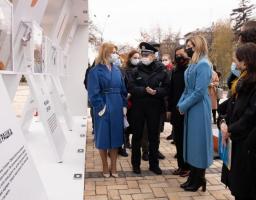 Олена Зеленська відкрила виставку, присвячену проблемі домашнього насильства