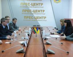 Делегація з Литви надала гуманітарну допомогу військовим та відвідає Золоте