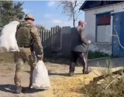 Поліцейські задокументували російський обстріл Невського, доставили гуманітарну допомогу, та допомогли евакуюватися двом жінками з Макіївки