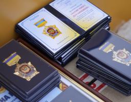 Артем Лисогор вручив Знаки пошани «Захиснику Луганщини» військовим – учасникам всеукраїнського футбольного турніру пам’яті Героя України полковника Євгенія Пікуса