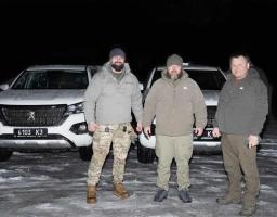 Дві автівки підвищеної прохідності передали Луганській бригаді тероборони, – Олексій Харченко