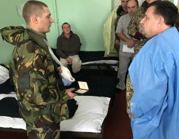 Степан Полторак відвідав поранених військовослужбовців у військовому мобільному госпіталі Сєвєродонецька
