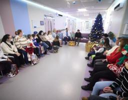 У День святого Миколая Володимир Зеленський відвідав лікарню «Охматдит» і привітав дітей зі святом