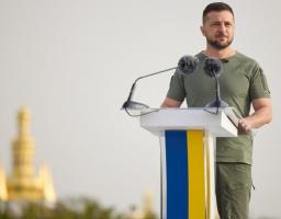 Ми ніколи не визнаємо чужих кольорів на своїй землі й завжди готові захистити синьо-жовтий стяг – Президент