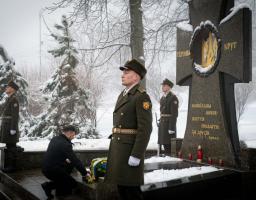 Президент ушанував пам'ять Героїв Крут на Аскольдовій могилі в Києві