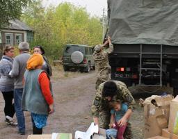 Військові доставили допомогу дітям із Новоайдару та жителям віддалених сіл, що постраждали від пожеж