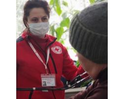 У Хмельницькому лікарі Червоного Хреста надають допомогу переселенцям з Луганщини