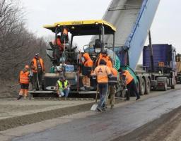 «Велике будівництво»: на дорозі між Лисичанськом та Бахмутом укладають нижній шар асфальту