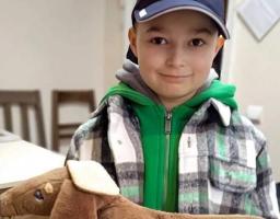 Понад 550 харчових наборів отримали минулого тижня ВПО Луганщини у Кремінському хабі в Києві, дітям видавали іграшки