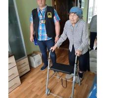 IRC передали ходунки учасниці Другої світової війни - переселенці з Кремінної