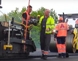 «Велике будівництво»: на дорозі між Лисичанськом та Бахмутом укладають верхній шар асфальту 