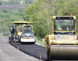 Велике будівництво: на дорозі Н-26 днями розпочнуть укладання верхнього шару  
