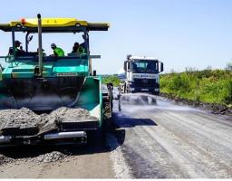 Велике будівництво: на дорозі від Євсуга до Мілового розпочинають укладання верхнього шару асфальту