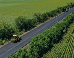 «Велике будівництво»: на дорозі між Старобільськом та Міловим укладають верхній шар асфальту