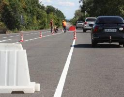 Велике будівництво: при нанесенні розмітки на дорозі Р-66 від Сєвєродонецька до Золотого використовують холодний пластик