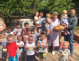 Виготовленим на честь мільйонної тонни зібраного врожаю короваєм пригостили малечу з обласного будинку дитини