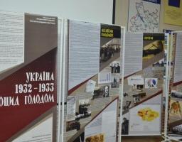 У Троїцькому районі відкрили виставку із вшанування жертв Голодомору