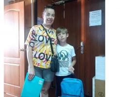 Ще 40 першокласників з Луганщини у Кропивницькому одержали рюкзаки з павербанками