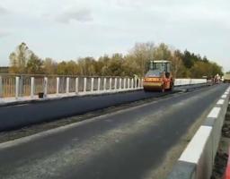 Велике будівництво: на мосту в Новоайдарі уклали асфальтобетон