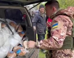 Хліб та будівельні матеріали: поліцейські  доставили допомогу у деокуповані селища Луганщини