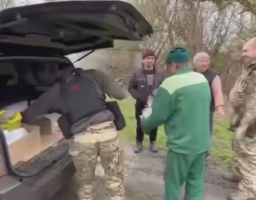 Поліцейські доставили в деокуповані населені пункти Луганщини хліб та великодні паски