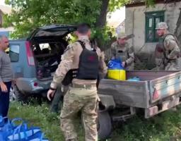 Хліб, продуктові набори, засоби гігієни: поліцейські доставили ще один гуманітарний вантаж у деокуповані села Луганщини