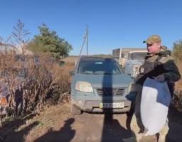 Поліцейські евакуювали дідуся та розвезли гуманітарну допомогу  жителям деокупованих територій Луганщини