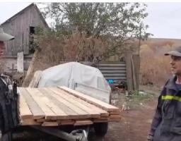 Жителям деокупованих сіл Луганщини поліцейські привезли найнеобхідніше