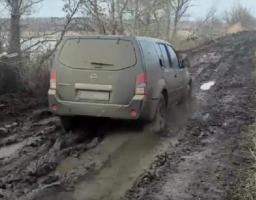 Машина застрягла на розбитій трасі, але поліцейські змогли довезти допомогу до звільнених сіл Луганщини