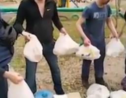 40 тонн води за добу розвезено жителям Луганщини, область без води та світла