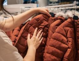 Мінреінтеграції: дітей-переселенців продовжують забезпечувати наборами одягу