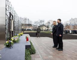 Президент і перша леді разом з іноземними делегаціями вшанували пам’ять українців, яких убили російські окупанти в Бучі