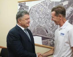 Президент України Петро Порошенко: Для встановлення  миру на Донбасі має прозвучати публічний заклик Президента Росії припинити війну!