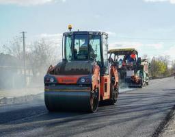 Велике будівництво: на дорозі від Старобільська до Новоайдара уклали 25 км верхнього шару асфальту  