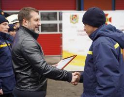 Сергій Гайдай передав рятувальникам ключі від нової спецтехніки
