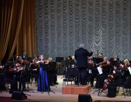 Академічний симфонічний оркестр Луганської обласної філармонії подарував програму за участю солістів-інструменталістів