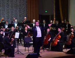 Академічний симфонічний оркестр під керівництвом аргентинського диригента Раміро Аріста