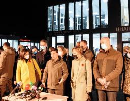 Володимир Зеленський: 10 листопада будуть відкриті два КПВВ – «Щастя» та «Золоте». Наразі усе готове, щоб забезпечити й пішохідне, й автомобільне сполучення 