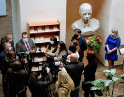 Від дружньої Львівщини 600 примірників книги «Справа Василя Стуса» передано для шкіл та бібліотек Луганщини