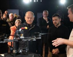 Володимир Зеленський і Олаф Шольц оглянули «розумні» безпілотні системи вітчизняного та спільного з Німеччиною виробництва