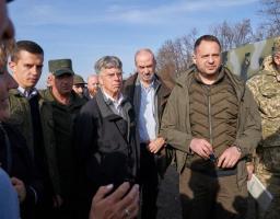 Сергій Гайдай у складі делегації високопосадовців і послів іноземних держав відвідав район розведення сил біля Петрівського та Золотого