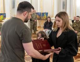 Родині загиблого пілота Владислава Рикова Глава держави передав орден «Золота Зірка»