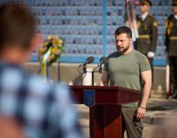 Немає таких слів, щоб описати силу, велич і самопожертву героя, який залишається навічно в бою, щоб його народ зберіг волю та здобув перемогу – Президент у День пам’яті захисників України