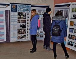 У Рубіжанській центральній міській бібліотеці діє банерна виставка «Фактор свободи»