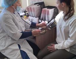 На Луганщині лікар-акушер отримав поранення під час приймання пологів