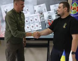 В День Незалежності провели спепогашення марки «Україна-мати» серед військових, поліцейських та волонтерів. Адже саме вони сьогодні стоять на захисті нашої Батьківщини, цінностей і права на свободу.