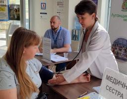 Медики у хабі в Вінниці оглядають переселенців на виявлення візуальних форм онкозахворювань