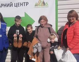 На Хмельниччині наші ВПО одержали сімейні набори гігієни