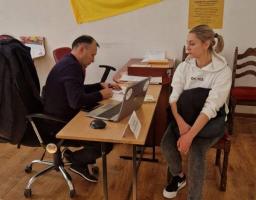 У Харкові літні луганчани отримали продукти від Товариства Червоного Хреста